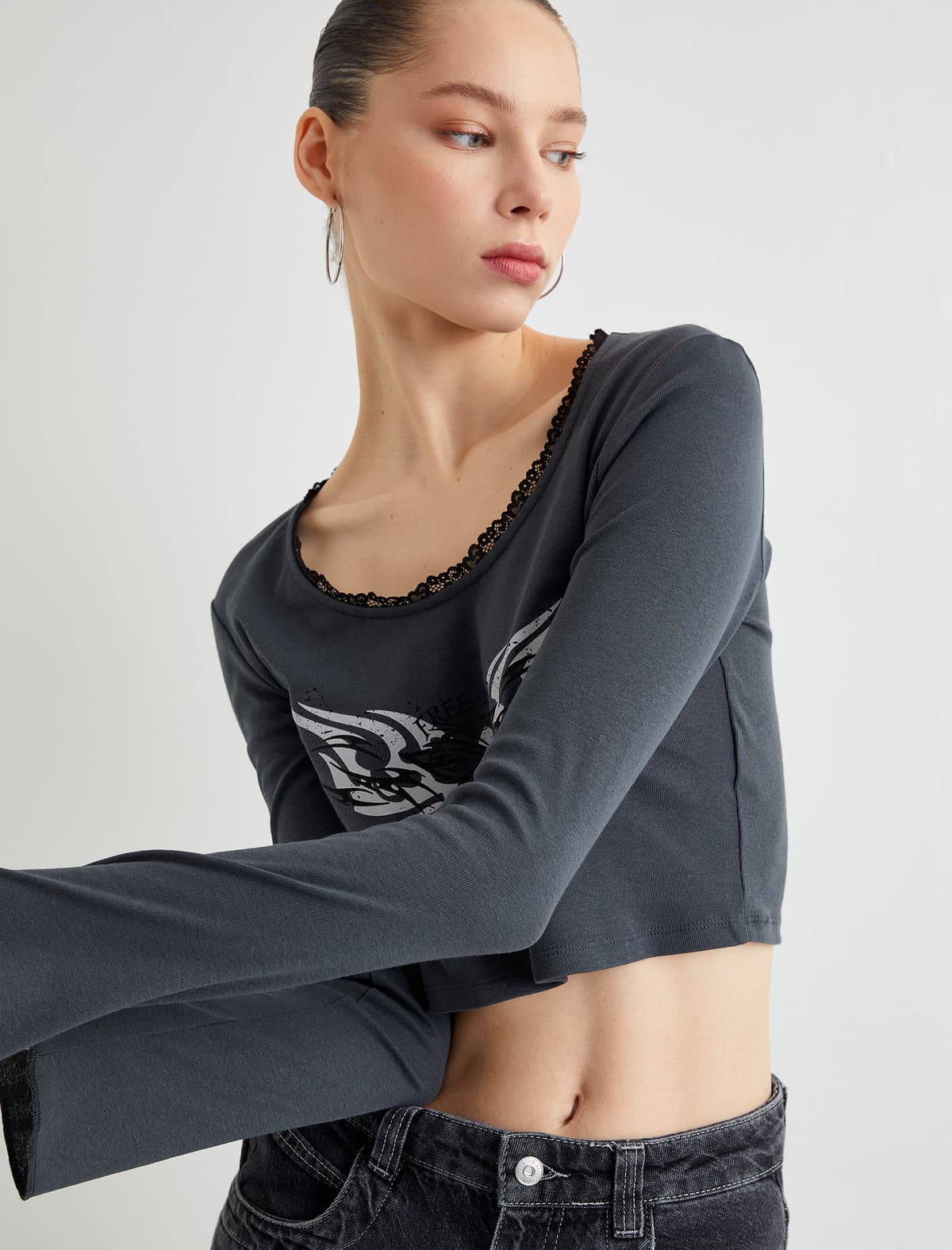 Crop T-shirt Uzunqol Çaplı Dairəvi Yaka Krujeva Detallı Pambıq
