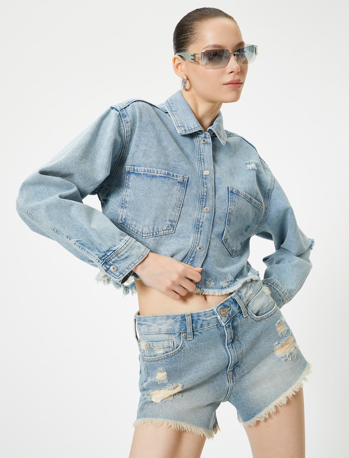 Ciblərlə Rahat Uyğunlaşan Yırtılmış Mini Denim Şort