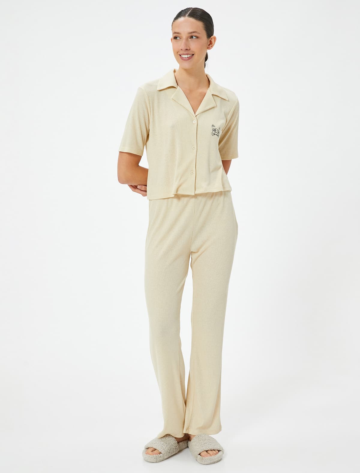 Pijama Dəsti Yivli Qısaqol Düyməli Naxış Detallı