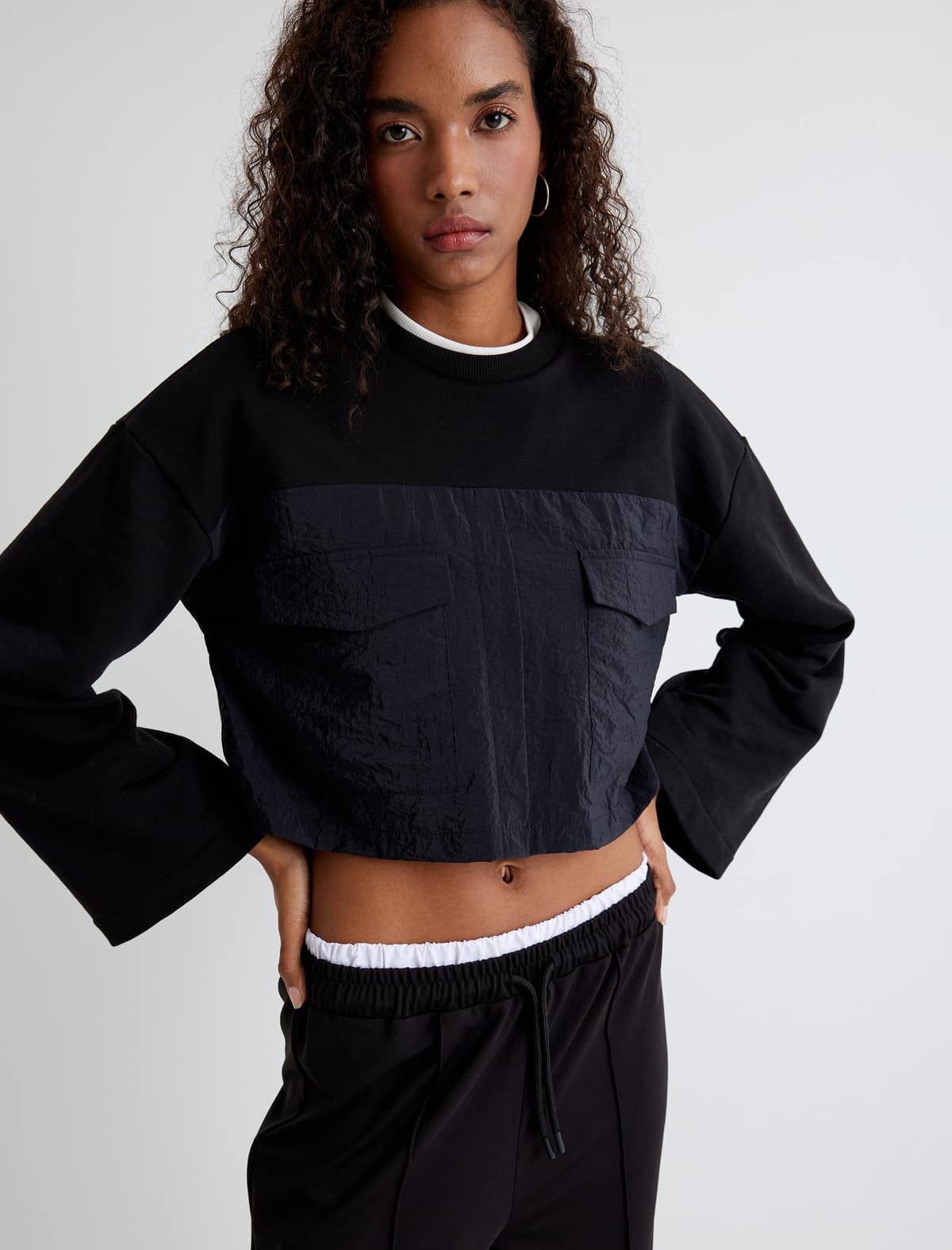 Paraşüt parça detallı, rahat naxışlı crop sweatshirt