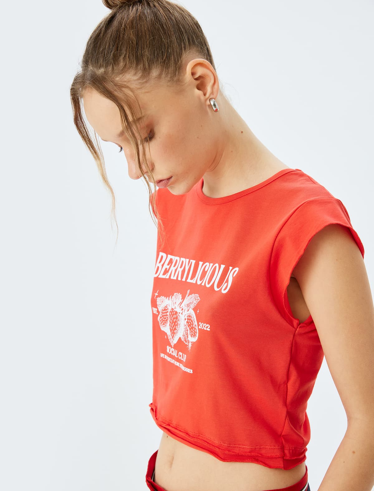 Crop Crew Boyunlu Qolsuz Sloqan Çaplı T-Shirt