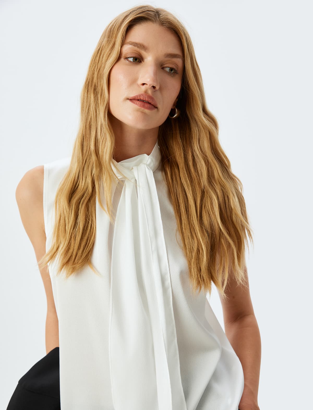 Bağlı Şal Yaxa Qolsuz Satin Bluza