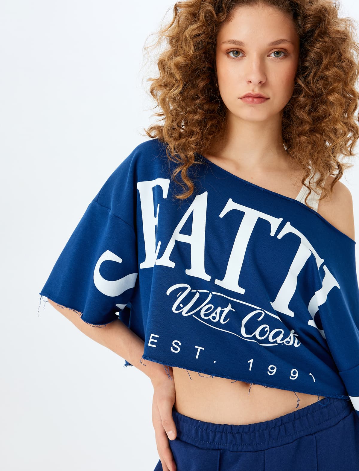 Asimmetrik Boyunlu Kollec Çaplı Böyük Boy Qısaqol Crop T-shirt