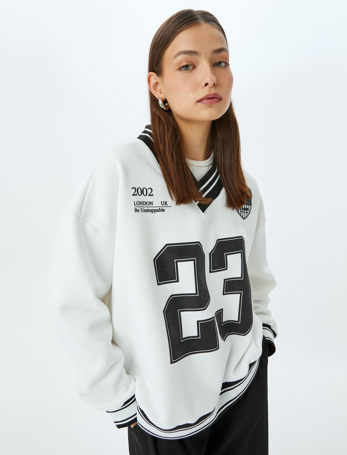 V Yakalı Boru Kolleci Çaplı Qaldırılmış Böyük Boy Sweatshirt