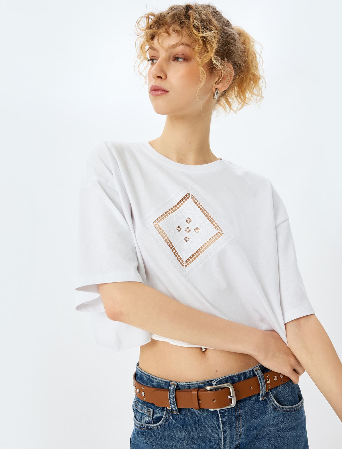 Naxış Detallı Qısaqol Yakalı Crop T-shirt