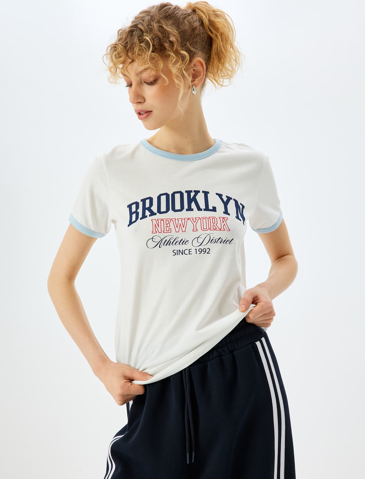 Şüarlı Çaplı Pambıq Yakalı Qısaqol T-shirt