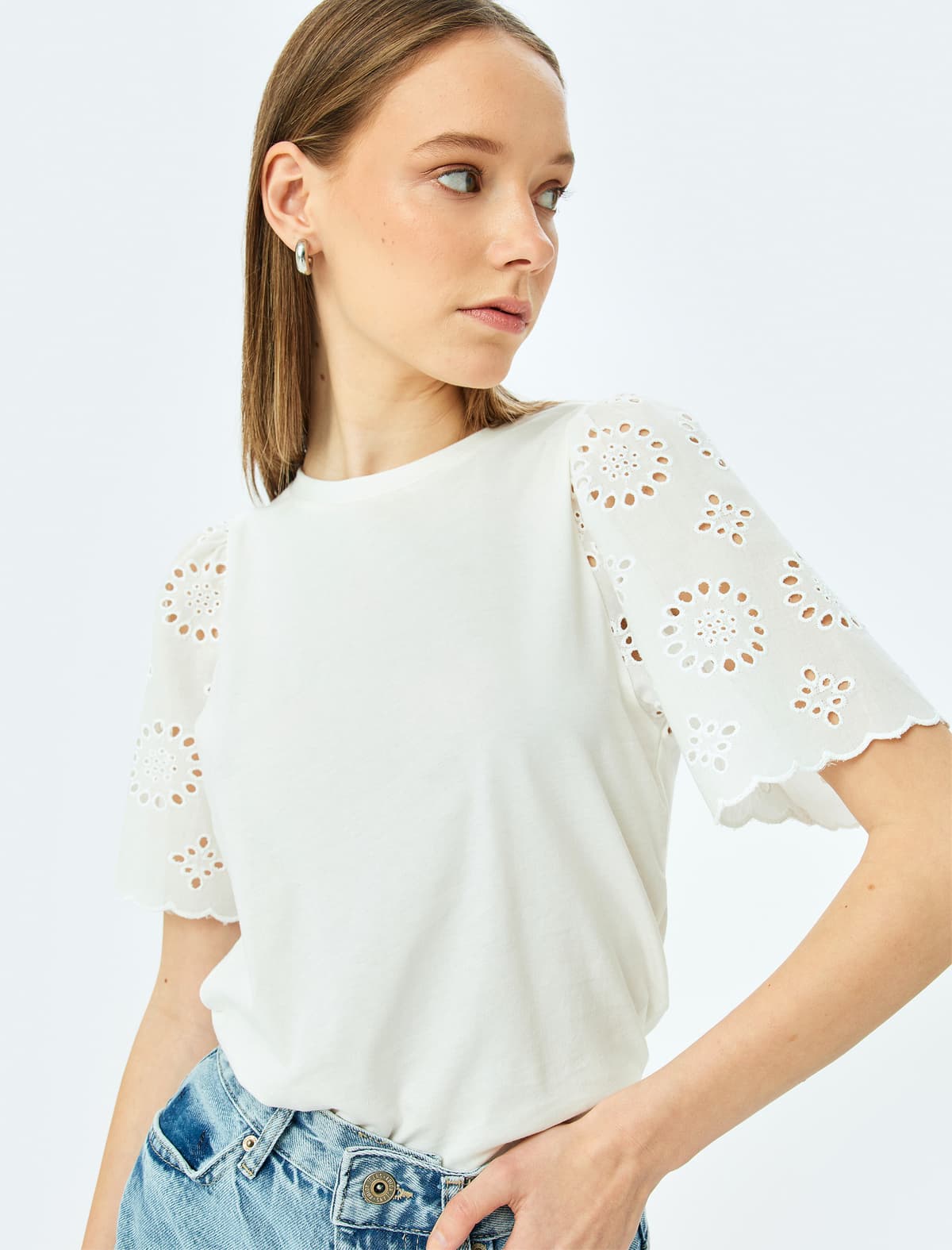 Tarak Detaylı Qısaqol Yakalı T-shirt