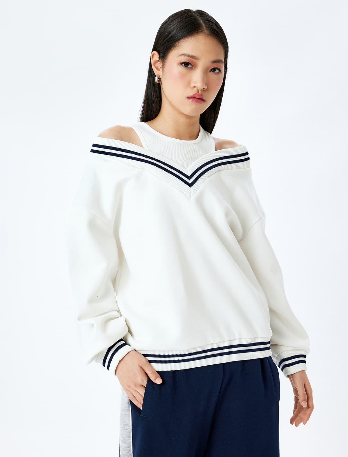 Qaldırılmış Boru Detaylı V Yakalı Alt Köynək Detaylı Sweatshirt