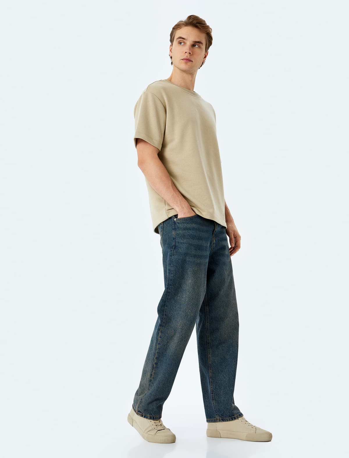 Etiket Detallı Regular Fit Qalın Parça Qısaqol Dairəvi Yaxa Tişört
