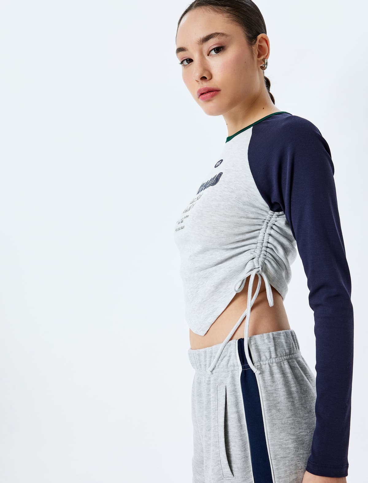 Uzun Rəqlan Qol Slim Fit Kollec Çaplı Yığılmış Asimmetrik Crop T-shirt