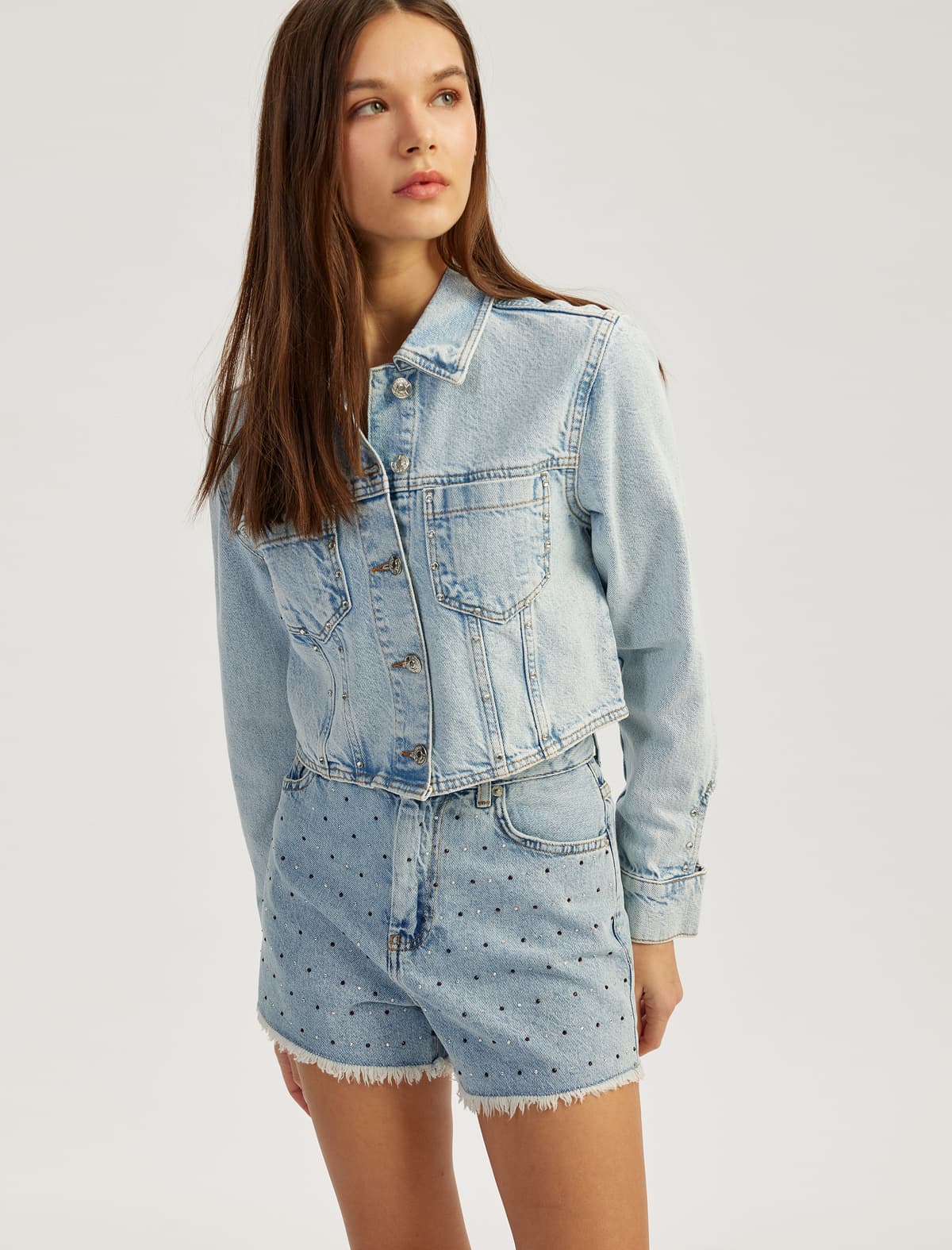 Daş Detallı Düyməli Rahat Denim Şort