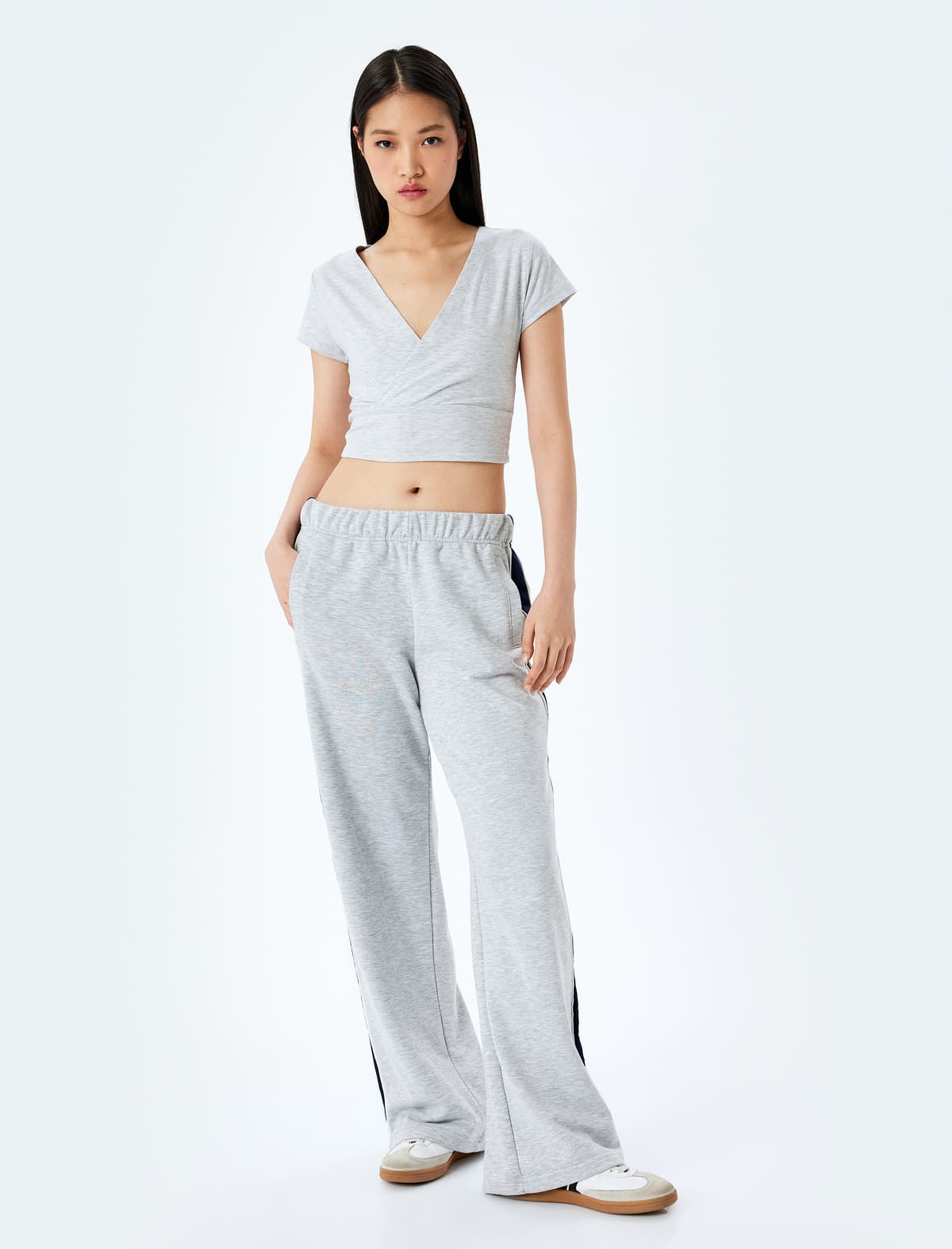 V Yaka Qısaqol Crop Slim Fit İdman T-shirt