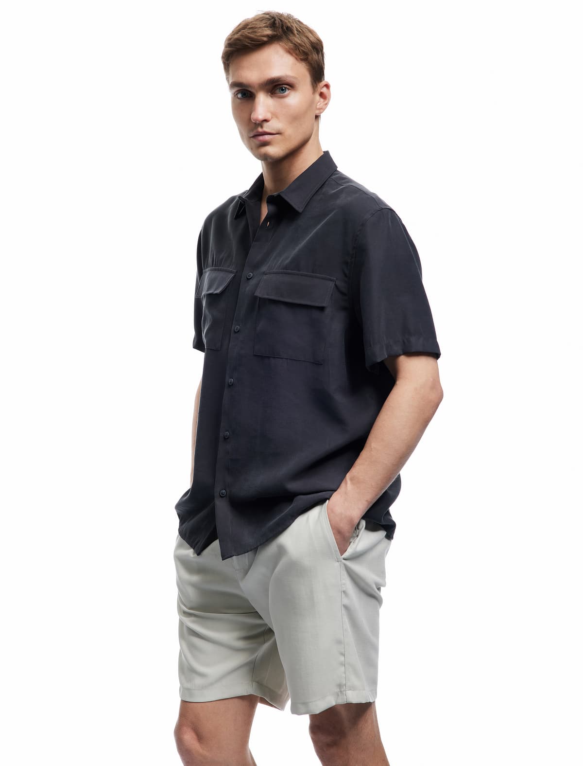 Düyməli Klassik Yaxalı Qapaqlı Cib detallı Rayon Normal Fit Viskoz Qısaqol Köynək