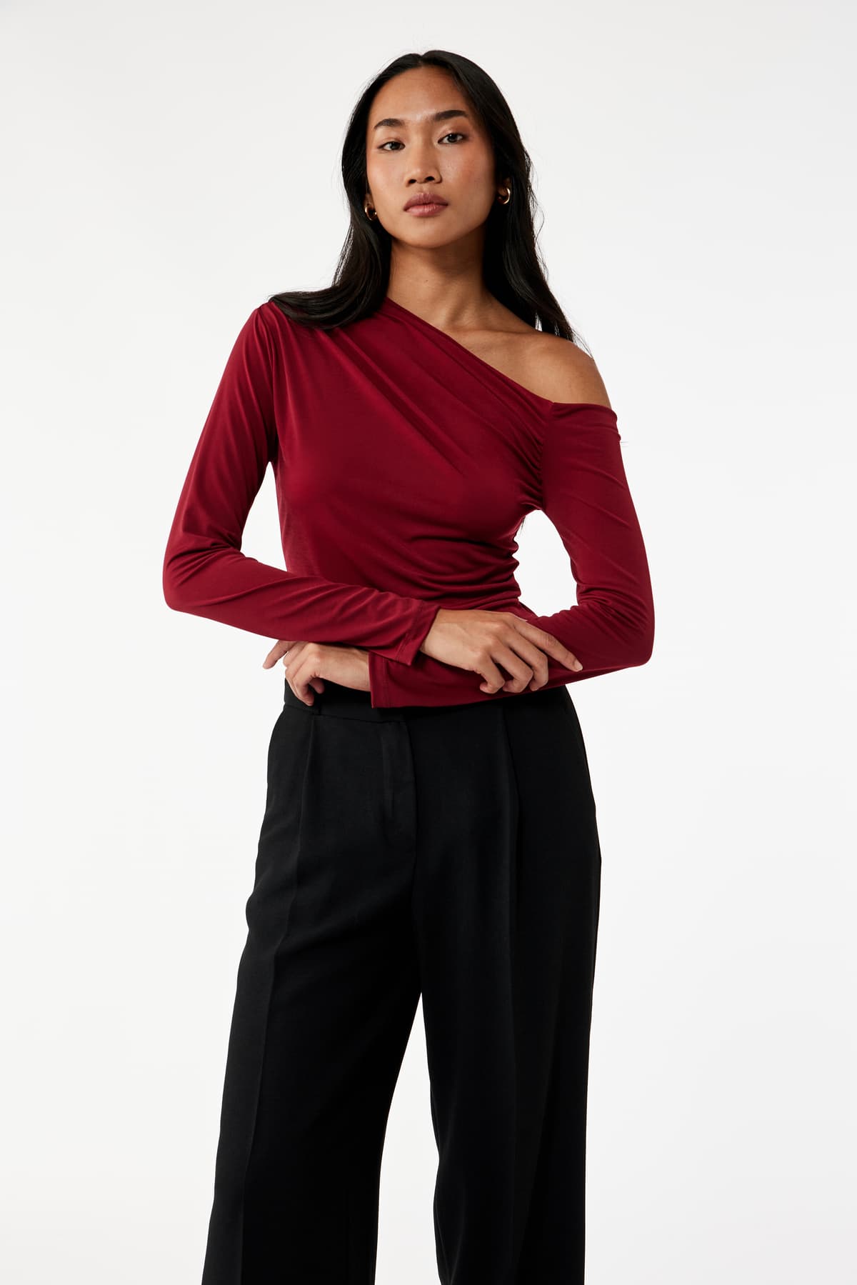 Slim Fit Drape Detaylı Uzunqol Asimmetrik Bir Çiyinli köynək