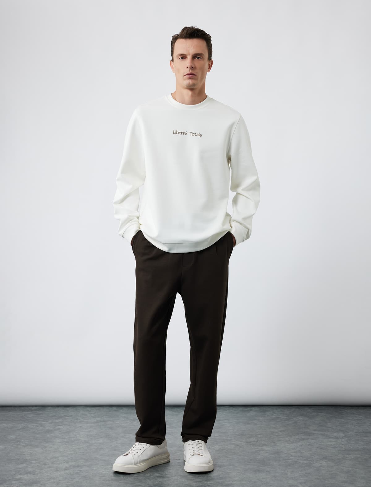 Naxış Detallı Uzunqol Yakalı Sweatshirt