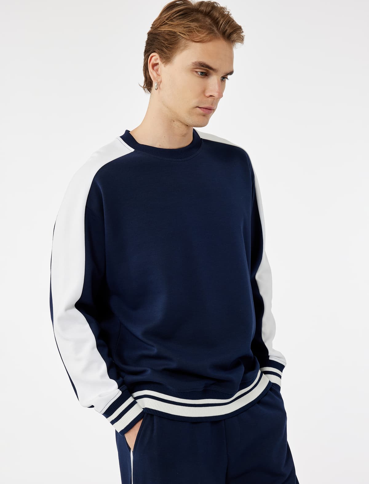 Uzunqol Rəngli Kontrastlı Pambıq Crew Yakalı Sweatshirt