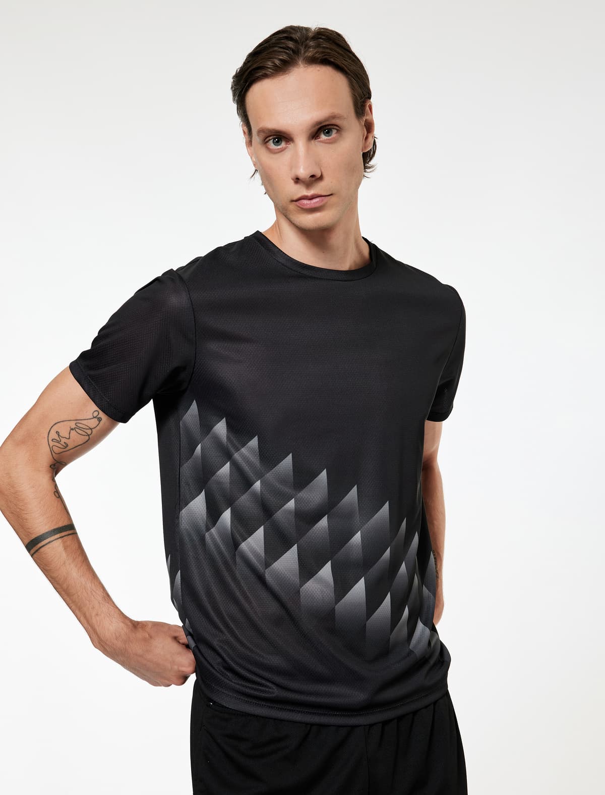 Rahat Kəsilmiş Qısaqol Naxışlı Ekip Yakalı İdman T-Shirt