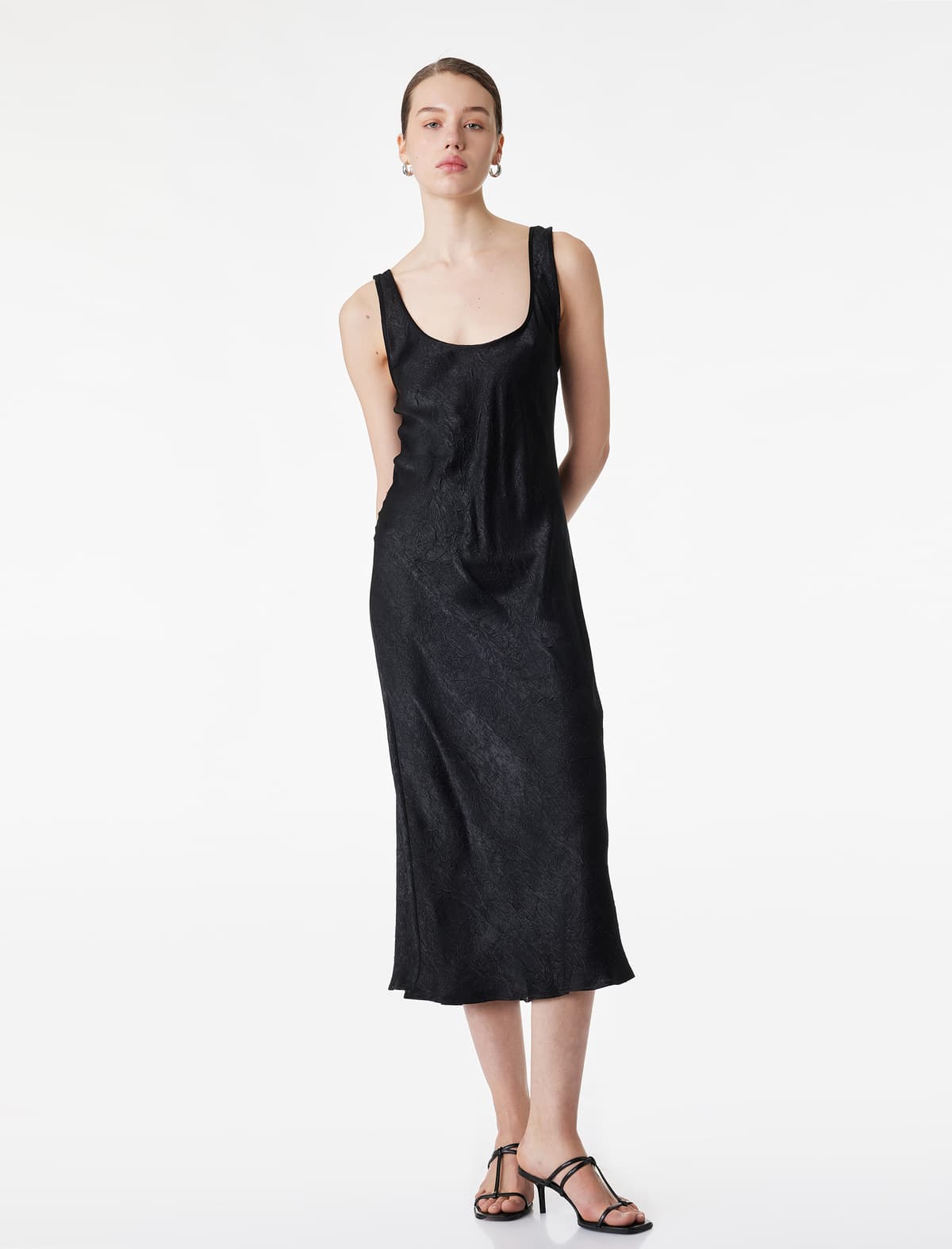Qolsuz U-boyunlu Slim fit Satin Midi Gecə Donu