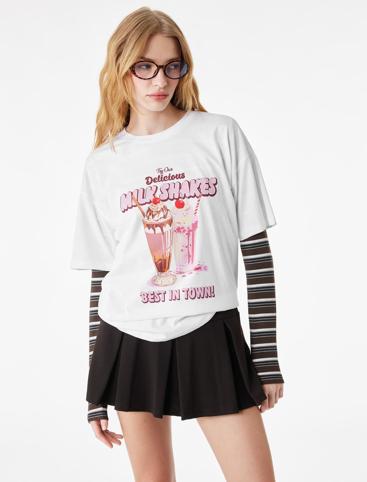 Rahat biçimli Qısaqol Dəyirmi yaxalu Milkshakes Çaplı Tişört