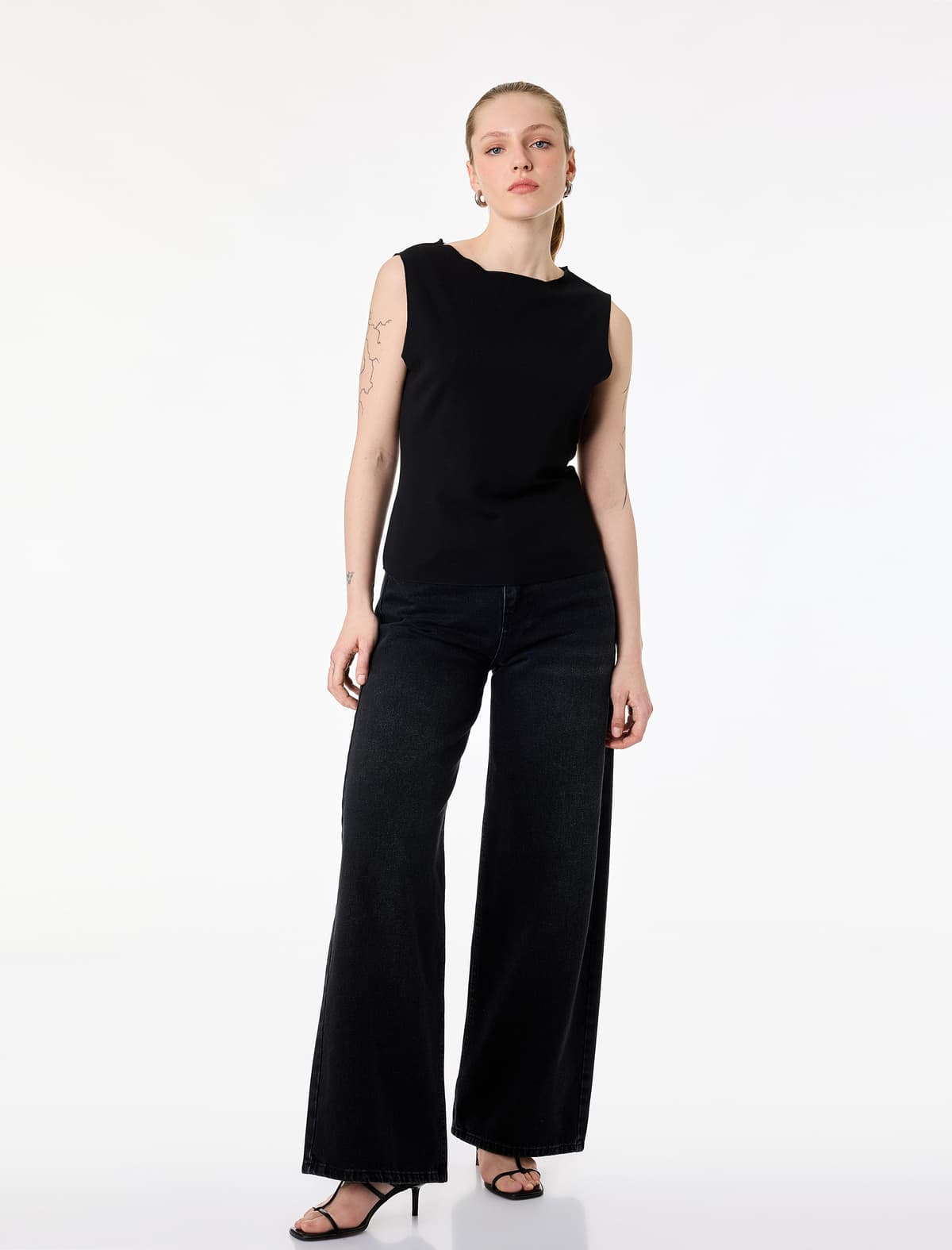 Crepe Scuba Slim fit Dəyirmi yaxa Qolsuz Bluza
