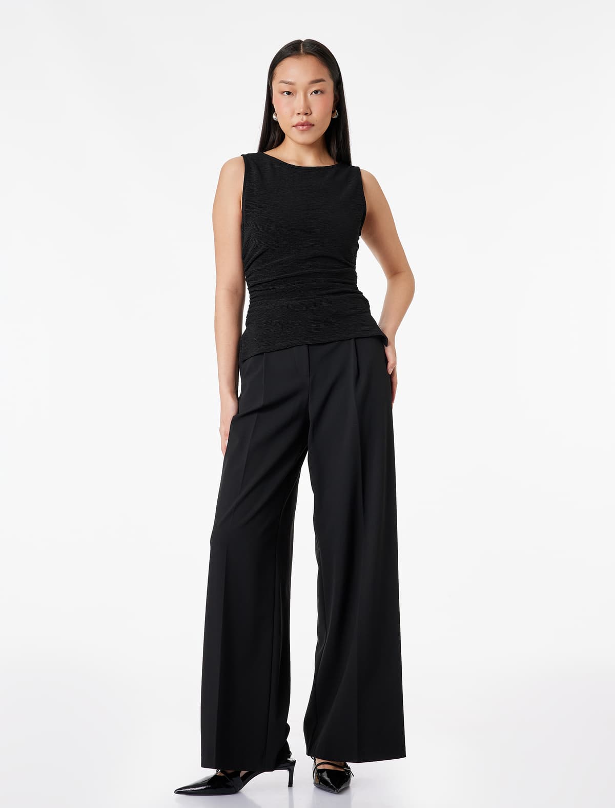 Slim Fit Döşəmə Detaylı Qıvrım Yakalı Teksturalı Qolsuz Bluza