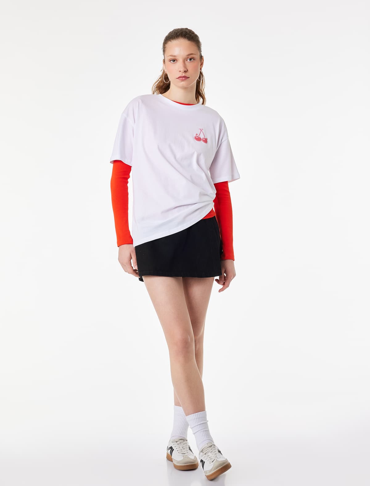 Arxasında Albalı Çapı olan Rahat Fit Qısaqol Ekipaj Yakalı köynək