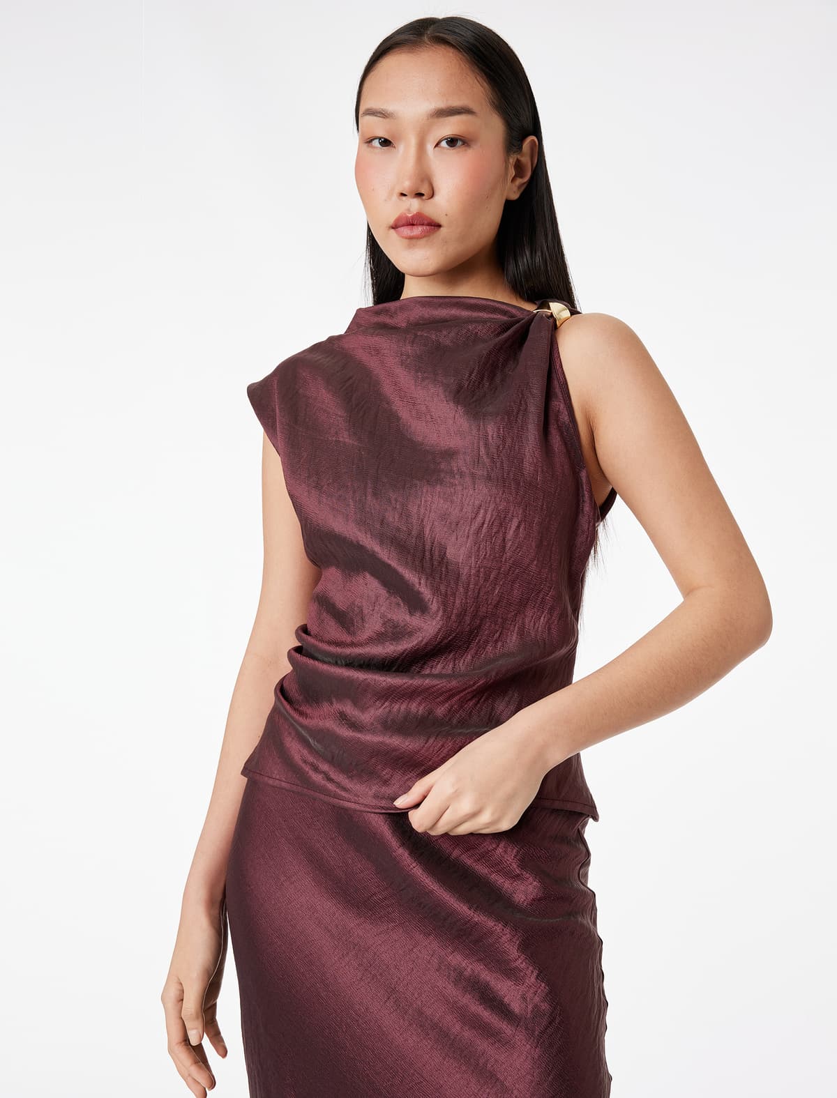 Dəyirmi Qayıq Yaxalı Qolsuz Teksturalı Satin Bluza Metal Aksesuarlarla