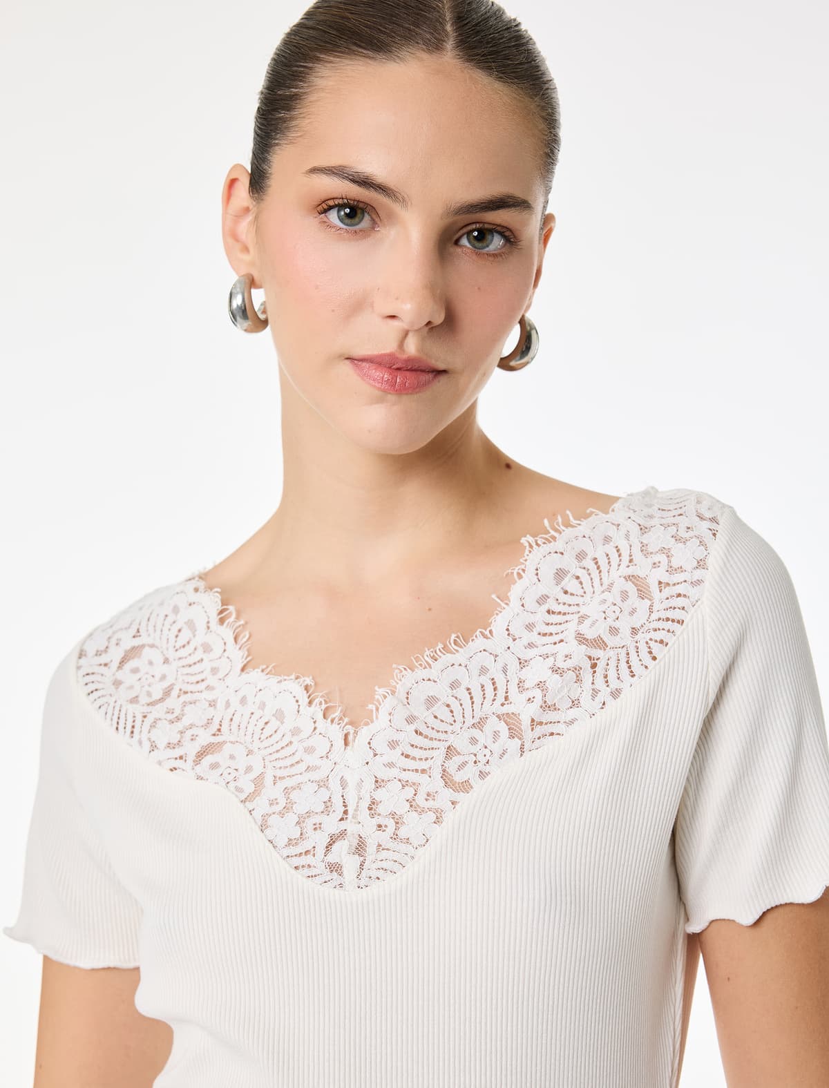 Slim fit Qısaqol V Yaxa Krujeva Detallı Tişört