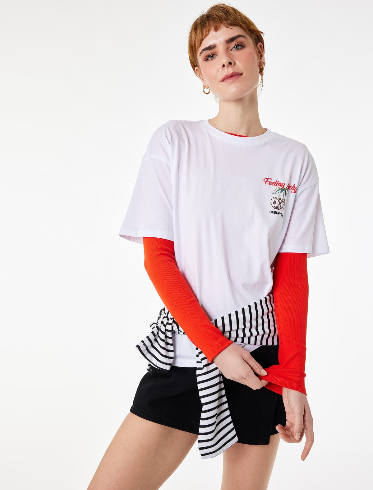 Rahat Fit Qısaqol Ekip Yakalı Pambıq Köynək Arxasında Albalı Çapı ilə