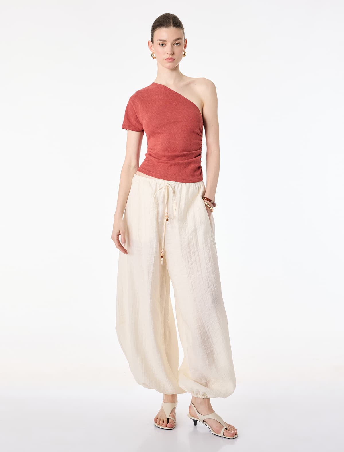 Normal fit Döşəmə Detallı Asimmetrik Yaxalı Bir Çiyinli Bluza